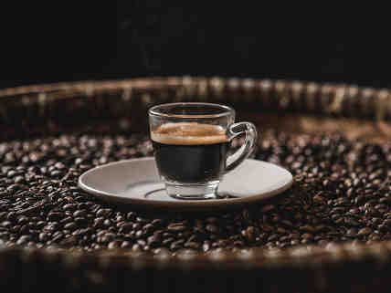 Caffè espresso e i frutti della pianta del caffè