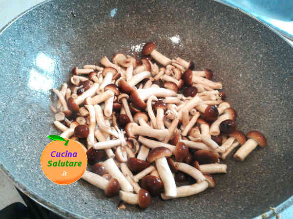 funghi pioppini in padella a cuocere