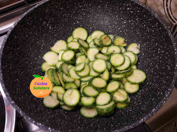 zucchine cotte nella padella wok