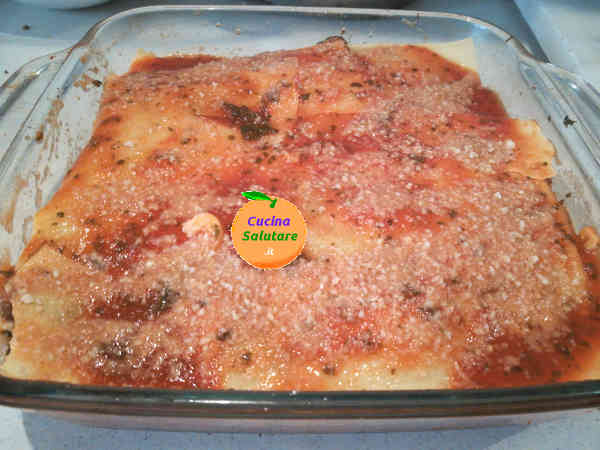 lasagne versione con besciamella vegana e parmigiano vegano ancora da infornare