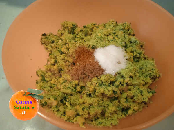 aggiunta di sale e spezie al composto